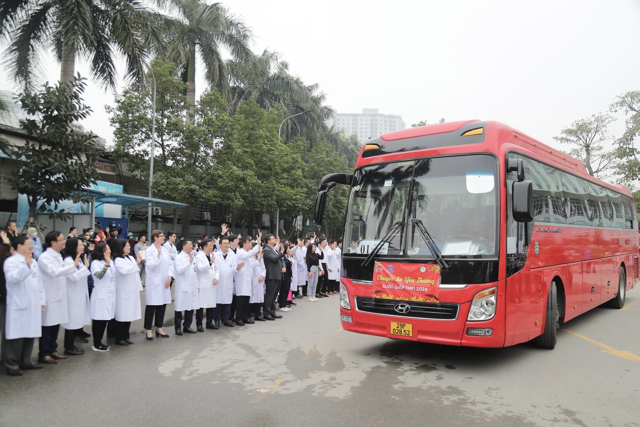 Event - Cancer patients return home to celebrate Tet on a loving bus (Photo 6).