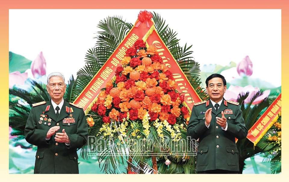 General Phan Van Giang, miembro del Politburó, diputado secreto La Comisión Militar Central y el Ministro de Defensa Nacional entregaron una hermosa canasta de flores, felicitando al Teniente General Dang Quan Thuy por haber recibido el título de 