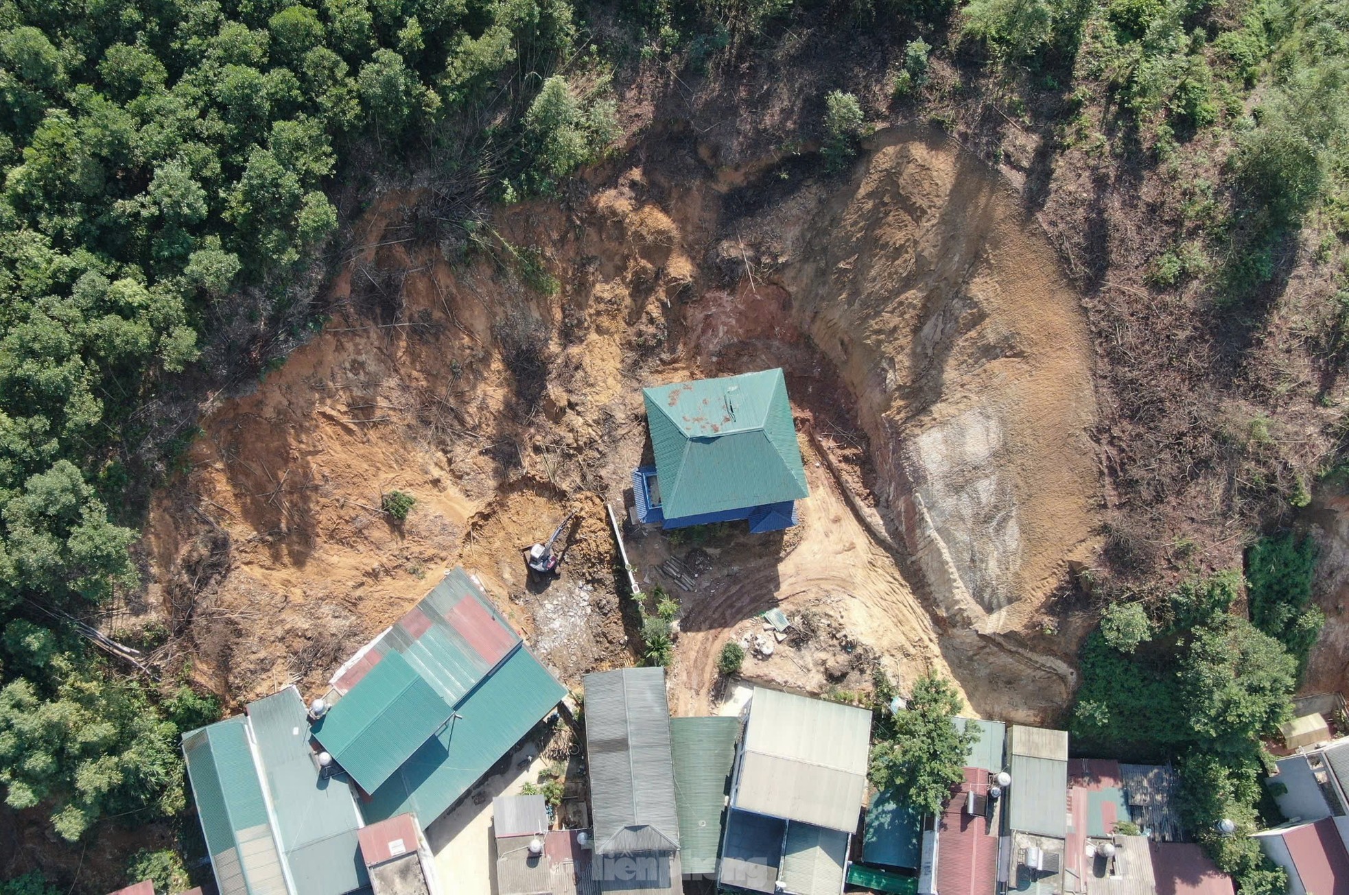 Schlamm und Müll verunreinigen viele Straßen in Yen Bai Foto 28