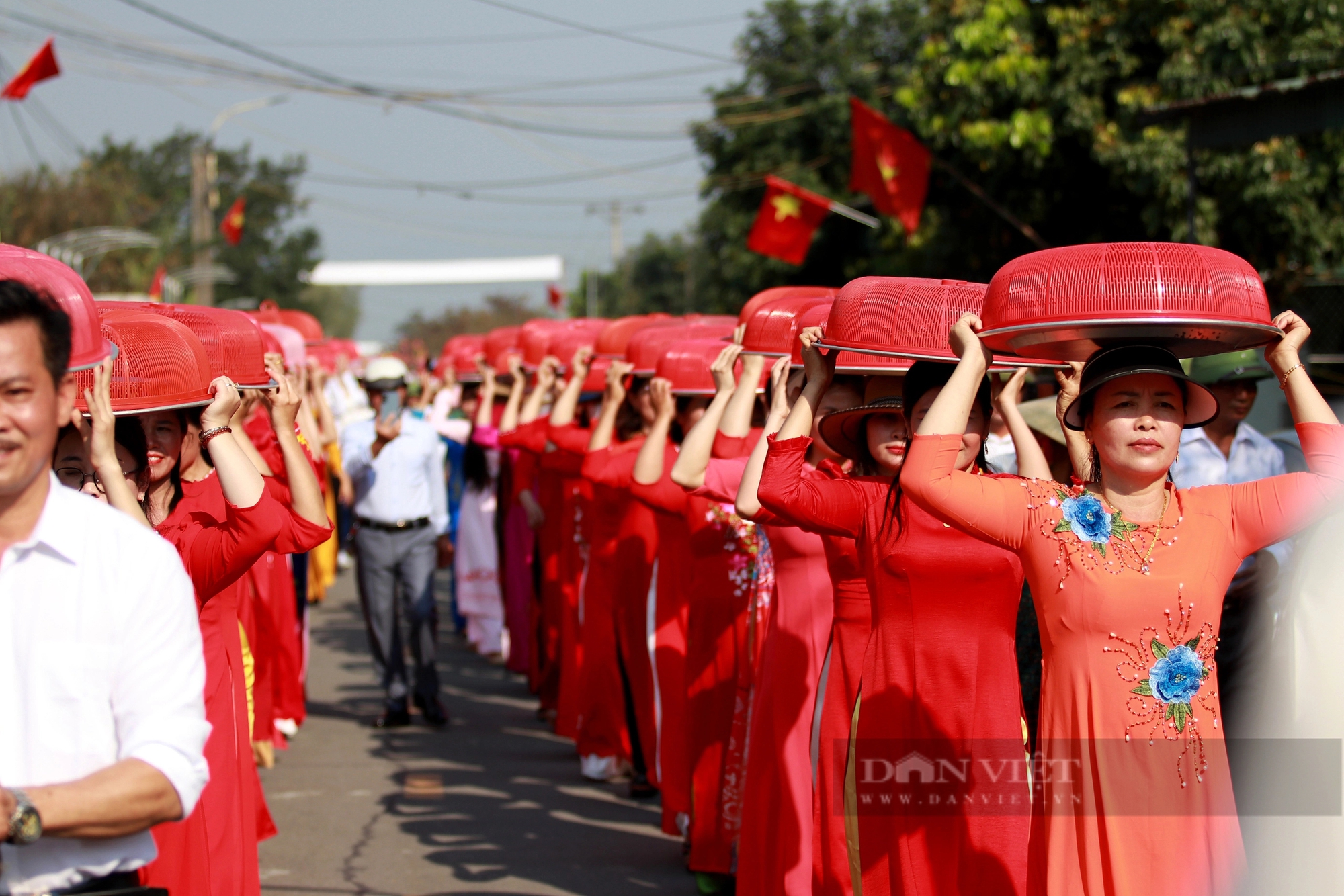 Dòng người mặc áo dài, đầu đội mâm bánh chưng tham gia hội thi tại ngày giỗ vua Mai Hắc Đế- Ảnh 5.