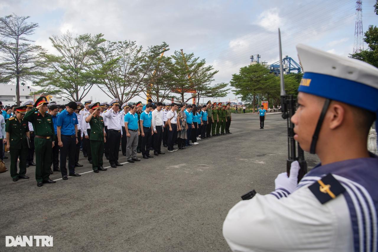 Hơn 200 thanh niên, sinh viên rưng rưng niềm tự hào tới thăm Trường Sa - 2