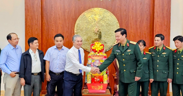 Una delegación de la ciudad de Ho Chi Minh visita y desea un Feliz Año Nuevo en la Academia del Ejército