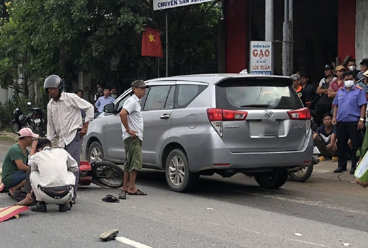 Bố con bị xe đầu kéo tông tử vong trên đường đến trường