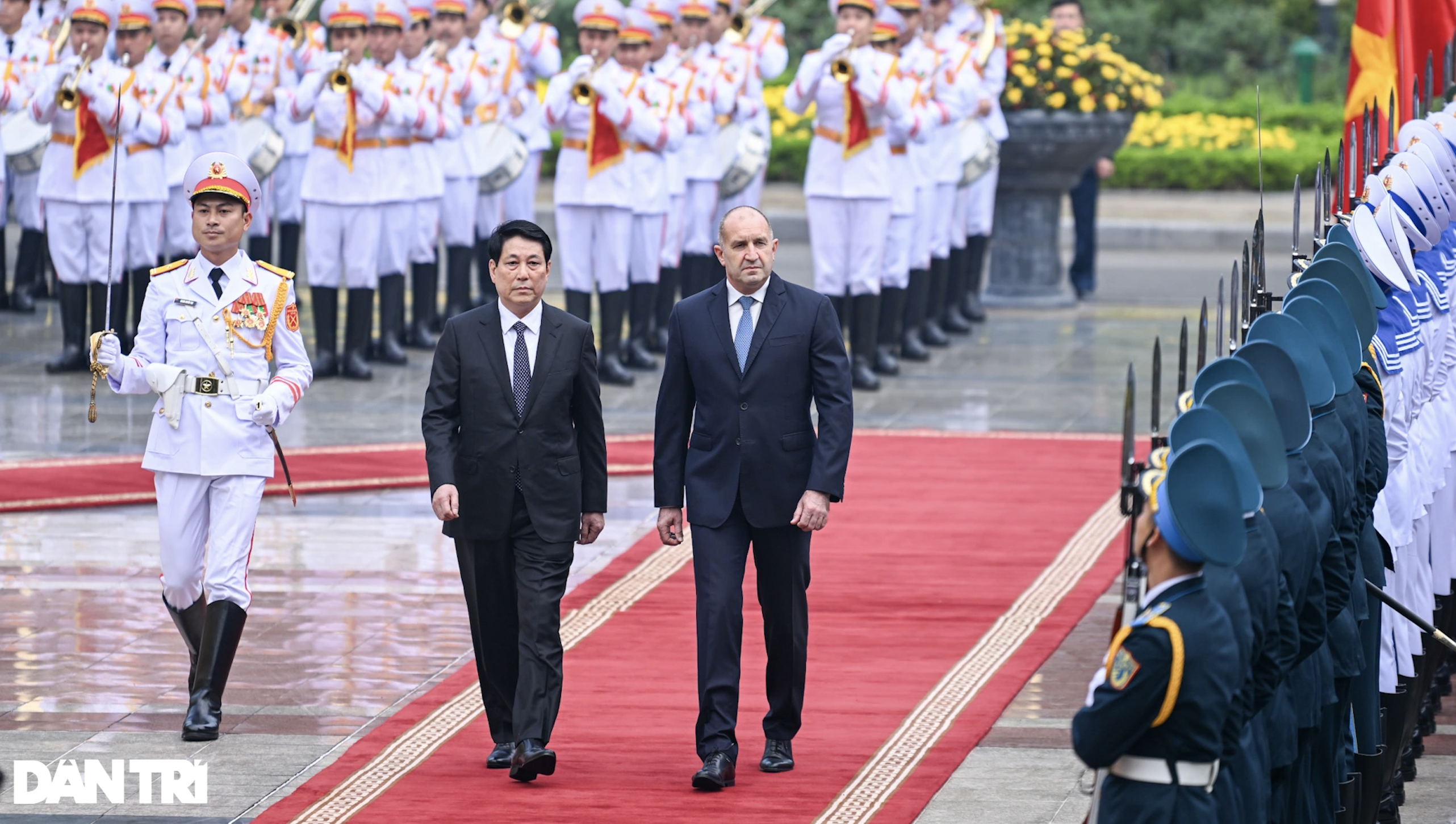 Le président Luong Cuong préside la cérémonie d'accueil du président bulgare lors de sa visite au Vietnam