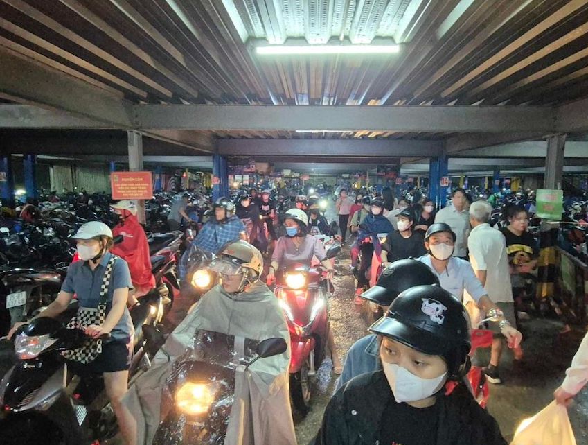 De nombreuses personnes ont fait la queue depuis le parking pour entrer dans le supermarché Big C. Photo : Phan Anh