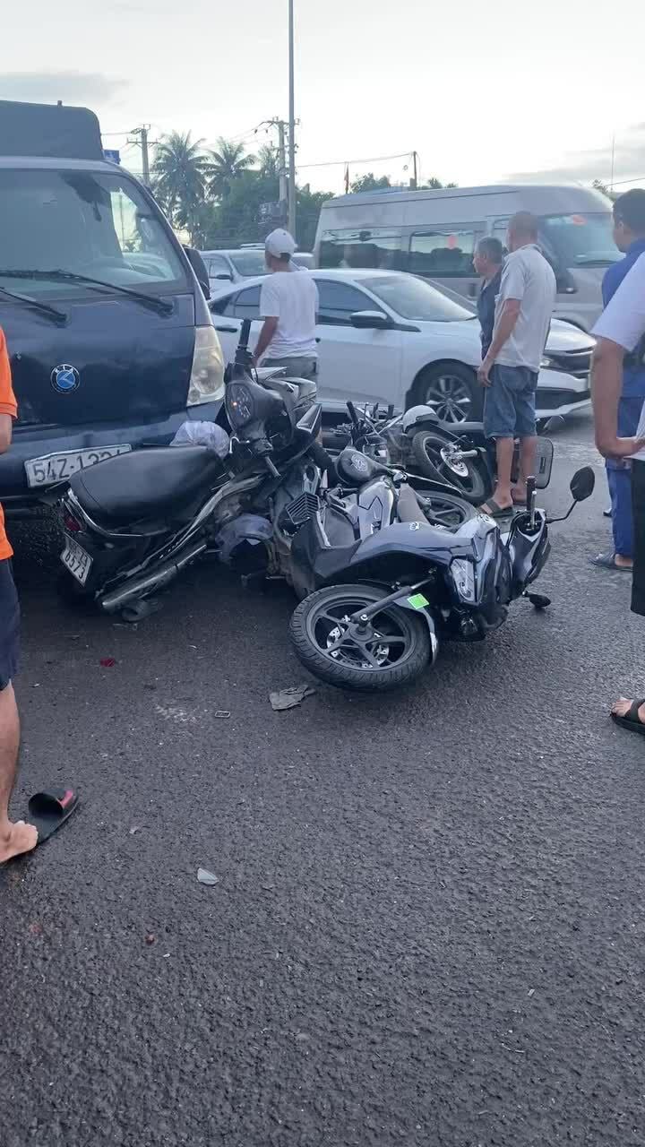 Un camión choca contra varias motos detenidas en un semáforo en rojo
