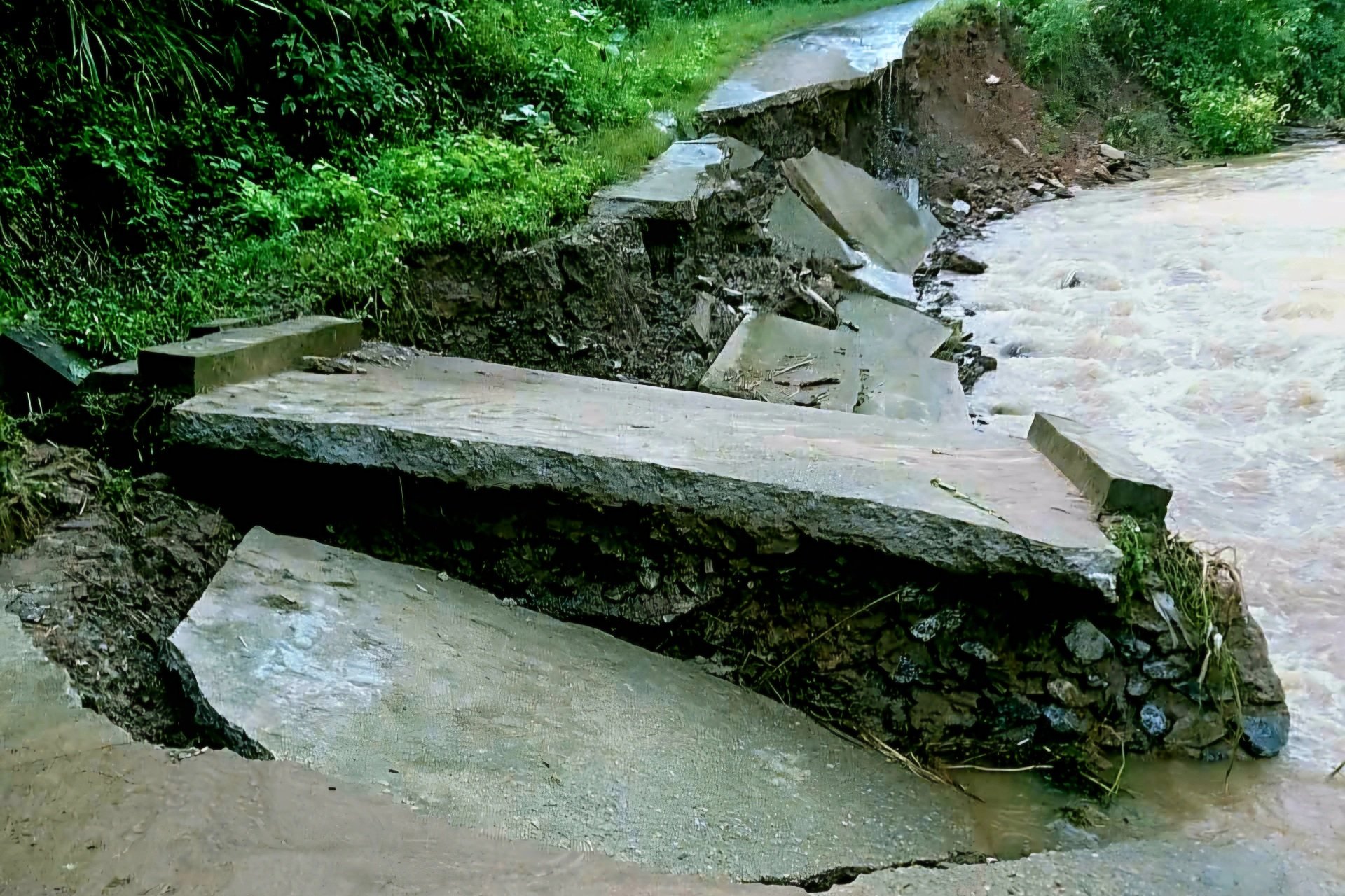 Mưa lũ tàn phá, vùi lấp nhiều nhà dân ở huyện biên giới Nghệ An - 8