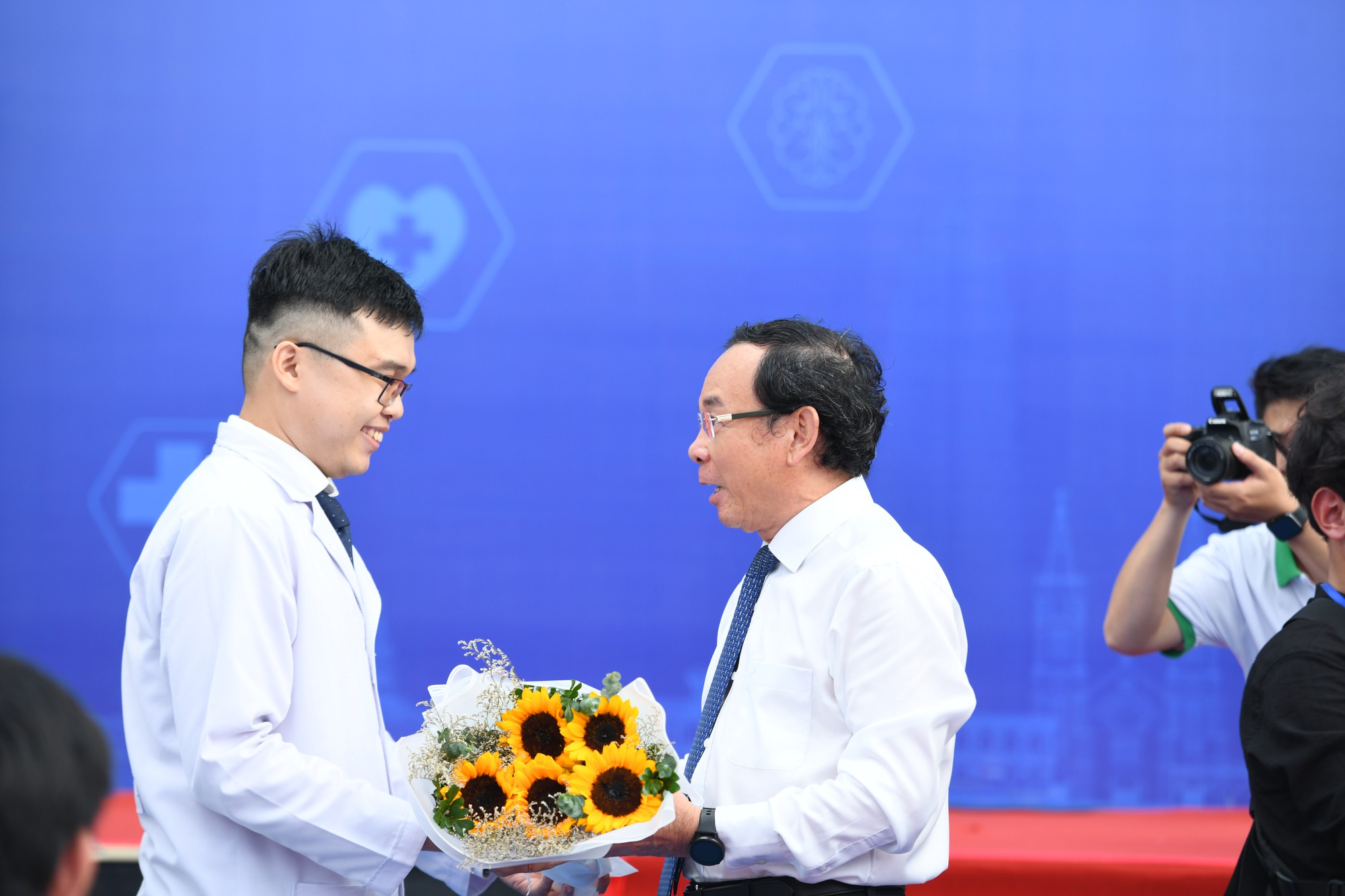 Lời nhắn nhủ của Bí thư Thành ủy TP HCM với các bác sĩ trẻ tại ngày hội việc làm - Ảnh 2.