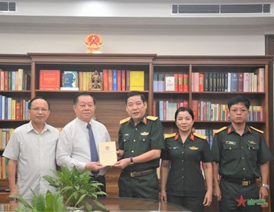 Le lieutenant-général Nguyen Van Gau a rendu visite au camarade Nguyen Trong Nghia et lui a offert des cadeaux