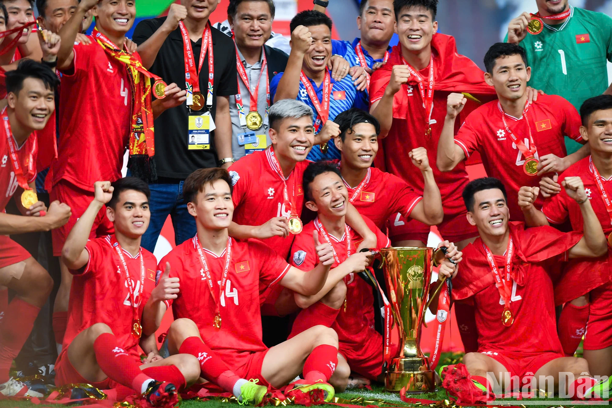 [Ảnh] Đội tuyển Việt Nam nâng cao cúp vô địch ASEAN Cup 2024 ảnh 8