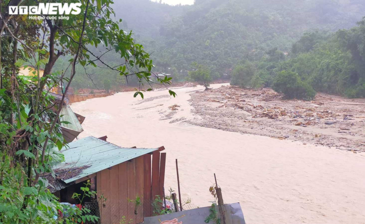 En raison de fortes pluies, de nombreuses zones de Lao Cai et de Ha Giang sont exposées à un risque d'inondations soudaines. (Illustration : Le Hang)