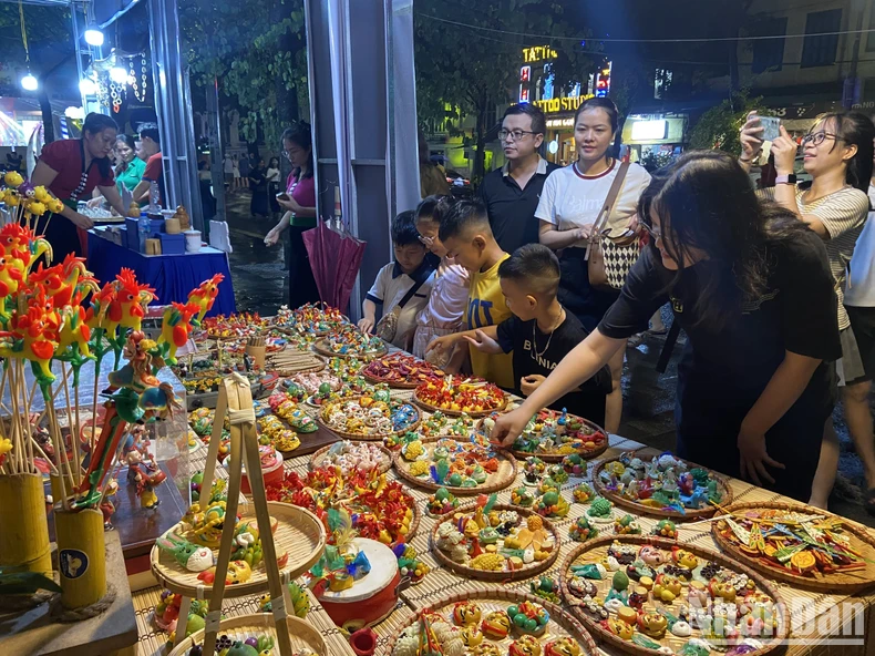 Hanoi Herbstfest 2024: Besucher sind bewegt, wenn sie historische Momente wiedererleben. Foto 3