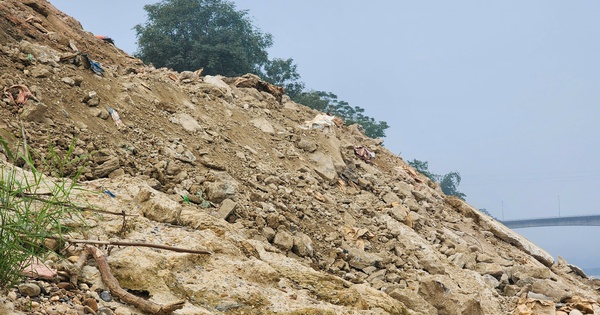 Le Comité populaire provincial de Tuyen Quang prend des mesures sur le cas d'une station de mélange déversant du ciment sur les rives de la rivière Lo.