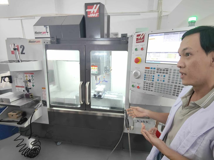 Hệ thống máy gia công cắt gọt chính xác CNC - Ảnh: ĐỨC THIỆN