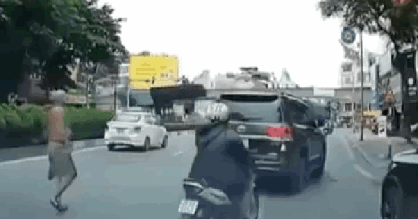 Arrest of man who threw knife at Toyota Land Cruiser on Hanoi street