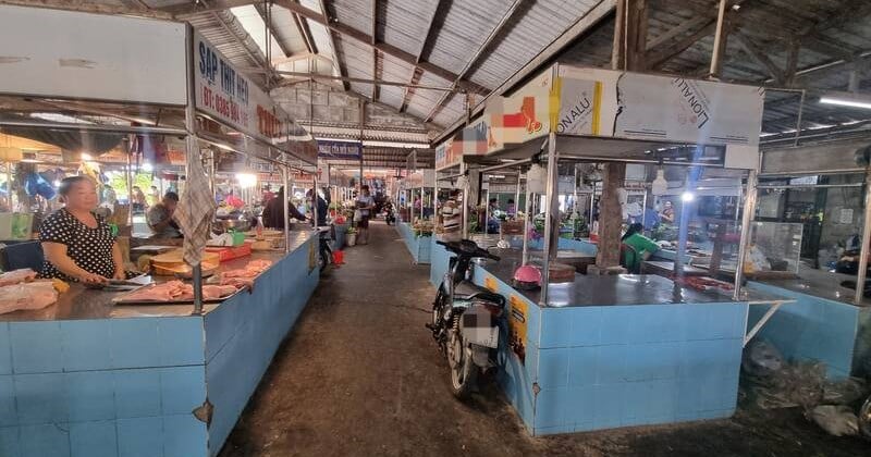 Purchasing power decreased by nearly 50%, traditional market traders in Vinh Long stopped selling