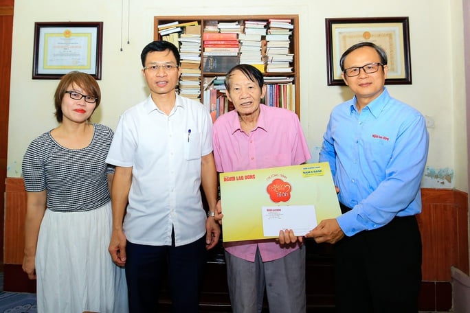 Programa dorado en homenaje al periodista Van Hien Nguyen, subdirector del periódico Nghe An, foto 1