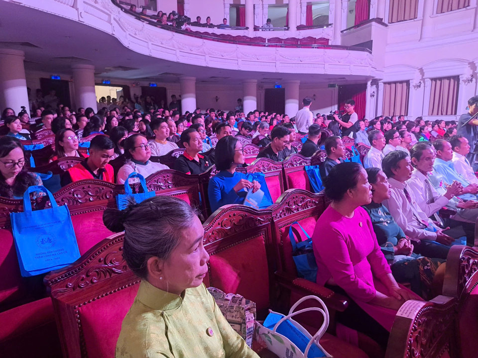 পুরষ্কার বিতরণী অনুষ্ঠানে প্রতিনিধিরা।