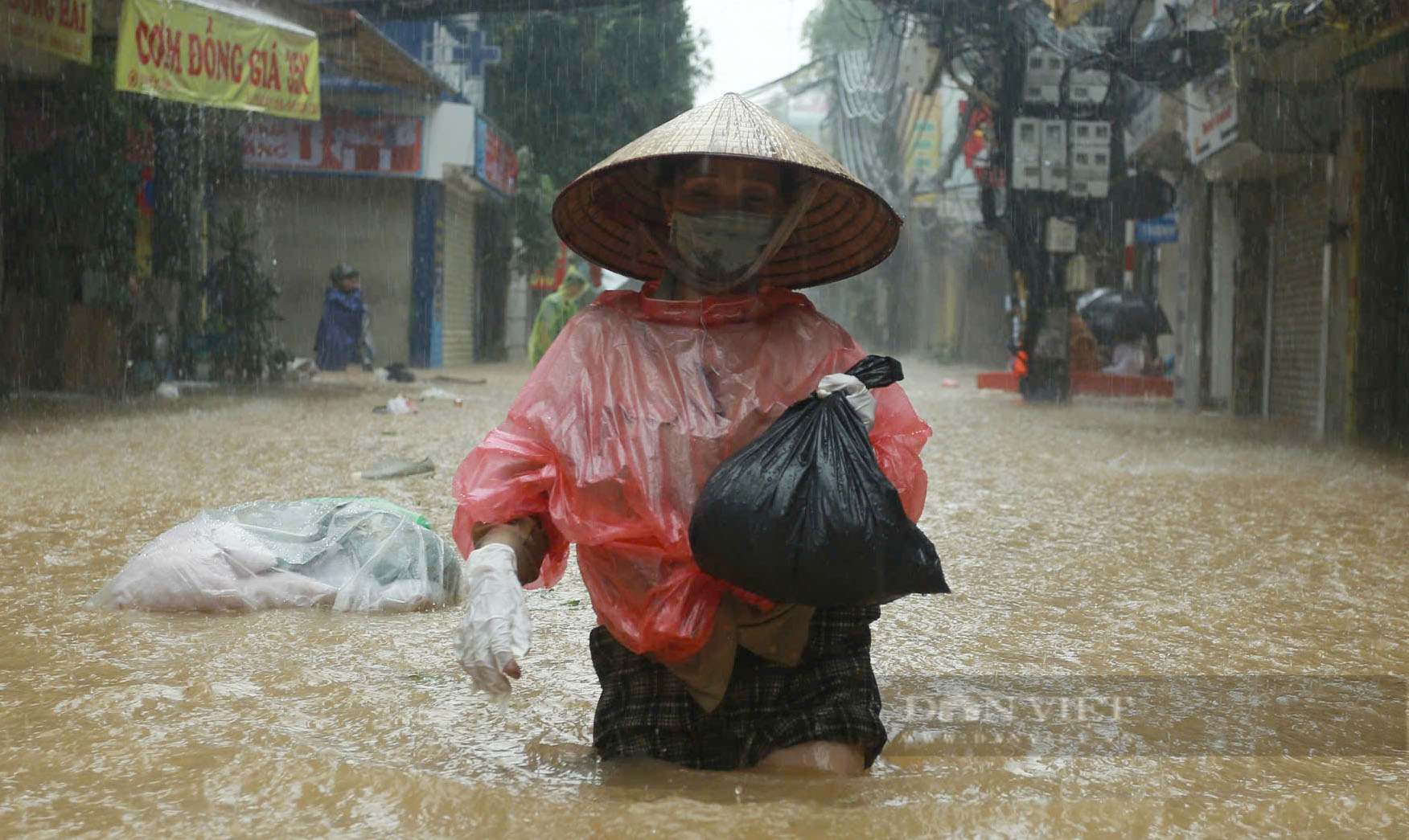 Dùng thuyền 