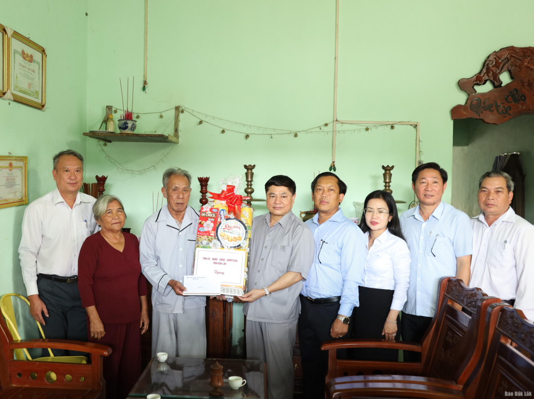 Le secrétaire adjoint permanent du Comité provincial du Parti, Pham Minh Tan, a offert des cadeaux à la famille de l'invalide de guerre Phan Van Binh (résidant au village 5, commune d'Ea H'leo, district d'Ea H'leo).