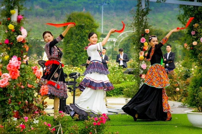 Art performance in the Horseshoes on the Clouds season. Photo: Sun World