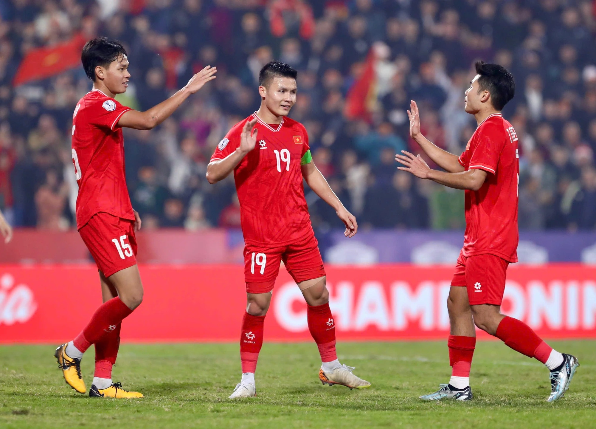 Quang Hai se retrouve à nouveau, l'équipe vietnamienne « chasse » le championnat de la Coupe AFF