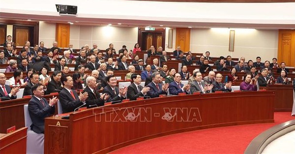 Politburo and Secretariat meet with leaders and former leaders of the Party and State