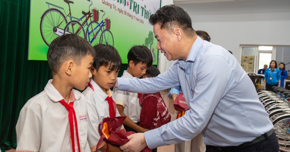 Otorgan 100 becas para sembrar las semillas del conocimiento a estudiantes de zonas bajas de Quang Tri