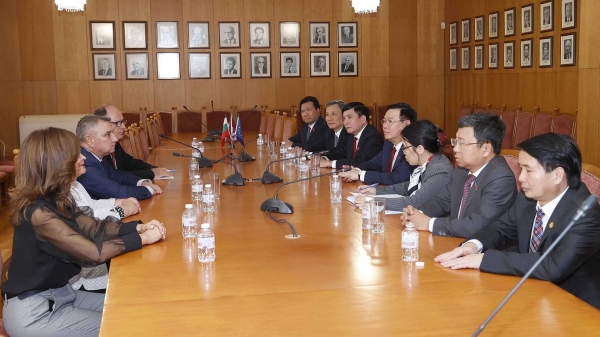 Universität für Nationale und Internationale Wirtschaft in Sofia möchte Zusammenarbeit mit vietnamesischen Universitäten ausbauen