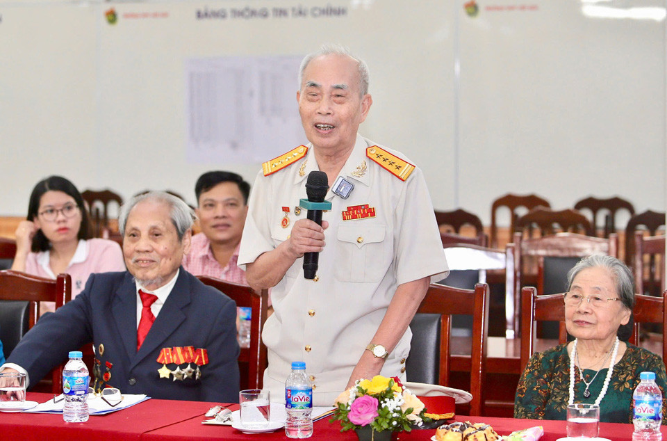 El coronel Nguyen Thu, ex líder del pelotón de infantería de la Compañía 269, Batallón 54, Regimiento de la Capital, División 308, tomó el control de la Capital.