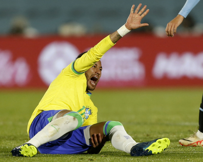 Neymar chấn thương trong trận Uruguay 2-0 Brazil tại vòng loại World Cup 2026 hôm 17/10, trên sân Centenario. Ảnh: Reuters