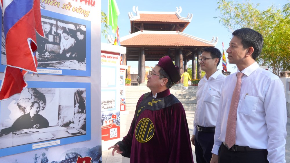 Anlässlich des 70. Jahrestages des Sieges von Dien Bien Phu (7. Mai 1954 – 7. Mai 2024) organisierte das Stadtmuseum von Can Tho in Zusammenarbeit mit dem Historischen Siegesmuseum von Dien Bien Phu die Fotoausstellung „Dien Bien Phu – Goldene Geschichte“.