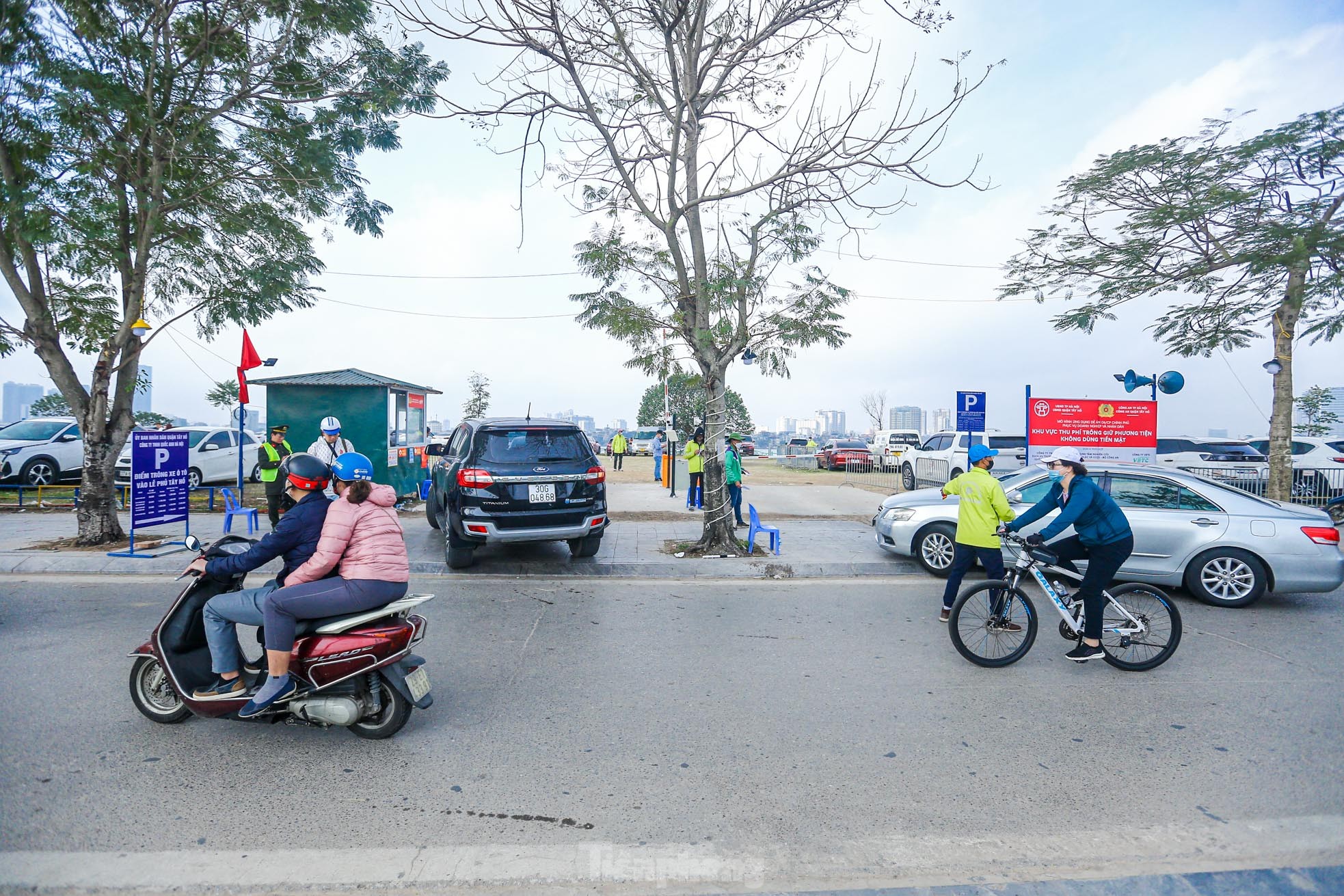 Cashless parking fee collection, no more waiting for hours at Tay Ho Palace festival on Tet holiday photo 9