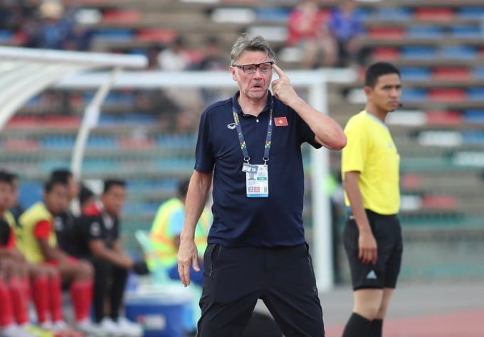 Coach Troussier reminded his players to stay calm at the end of the first half of the Vietnam - Indonesia match in the men's football semi-final of the 32nd SEA Games at the Olympic Stadium, Phnom Penh on the afternoon of May 13. Photo: Lam Thoa