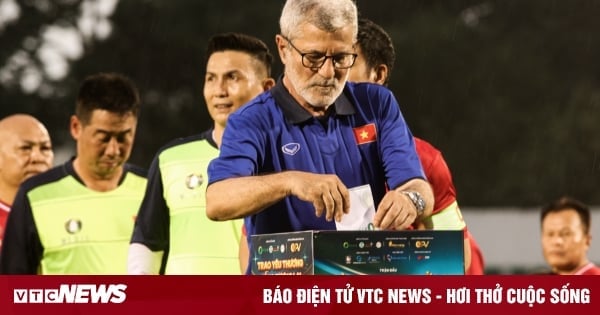 Nearly 2 billion VND was donated to charity after the match of the golden generation of Vietnamese football.