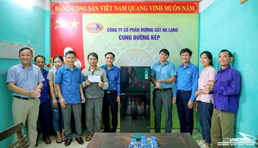 Vice President of Vietnam General Confederation of Labor visited and presented gifts to Railway Workers in Bac Giang - Dong Dang area