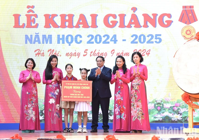 Thủ tướng Phạm Minh Chính dự Lễ khai giảng năm học mới 2024-2025 tại Trường PTCS Nguyễn Đình Chiểu ảnh 5