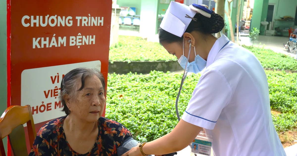 Hàng trăm người tham gia khám bệnh miễn phí tại Đà Nẵng