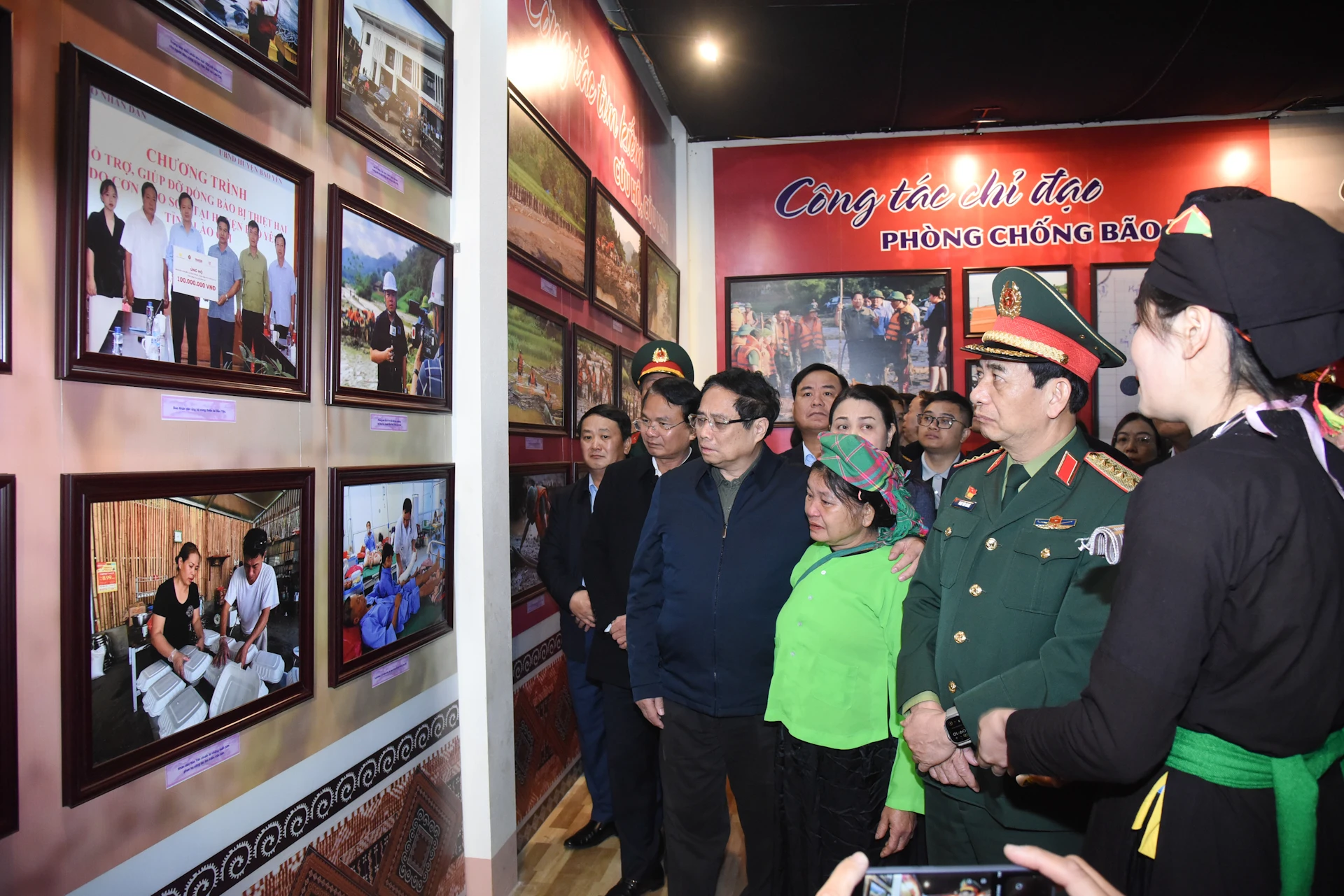 [Foto] Premierminister Pham Minh Chinh nimmt an der Einweihungszeremonie des Wiederaufbauprojekts für das Dorf Lang Nu teil. Foto 3