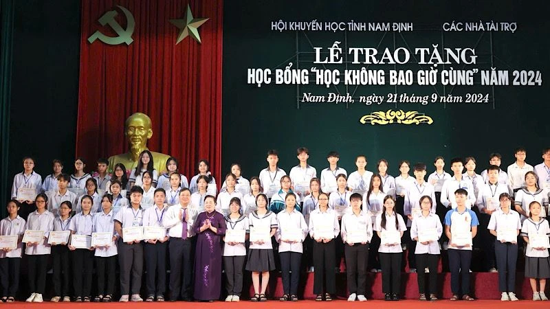 Nam Dinh awards 2,000 scholarships to students overcoming difficulties