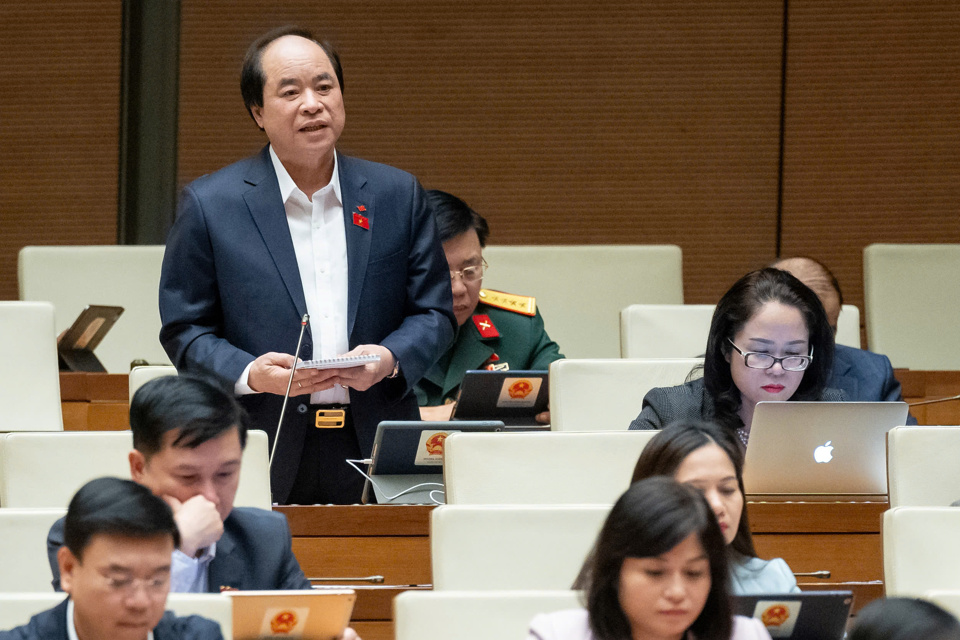 Der Abgeordnete der Nationalversammlung, Truong Xuan Cu (Delegation der Nationalversammlung von Hanoi), schlug vor, politischen Maßnahmen zur Förderung der Beschäftigung älterer Menschen Aufmerksamkeit zu schenken – Foto: Quochoi.vn