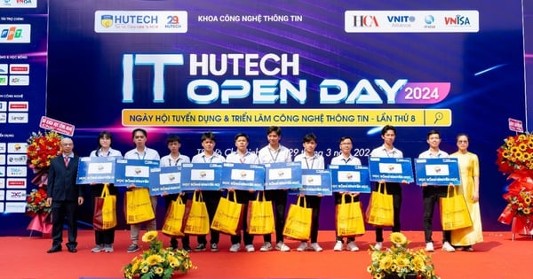 학생들은 HUTECH IT Open Day 2024에서 인터뷰에 참여합니다.