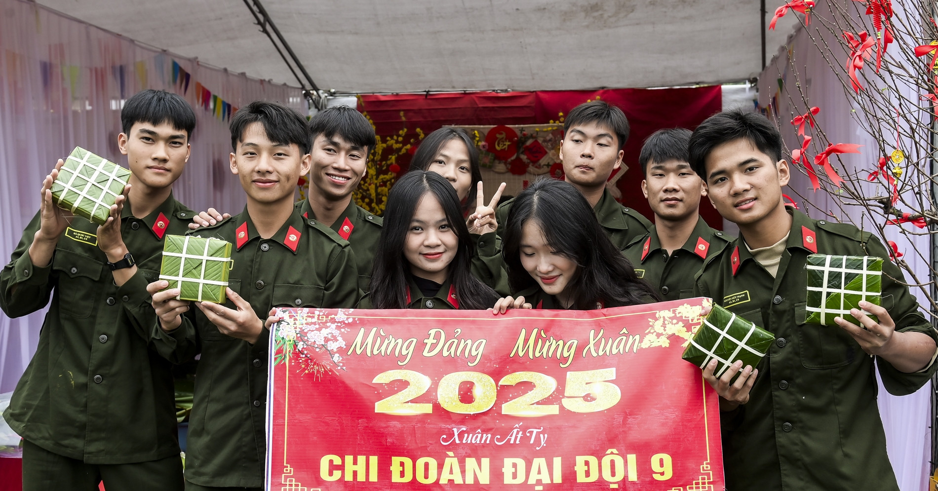 Près de 1 500 étudiants policiers emballent du banh chung et organisent une foire pour célébrer le Têt