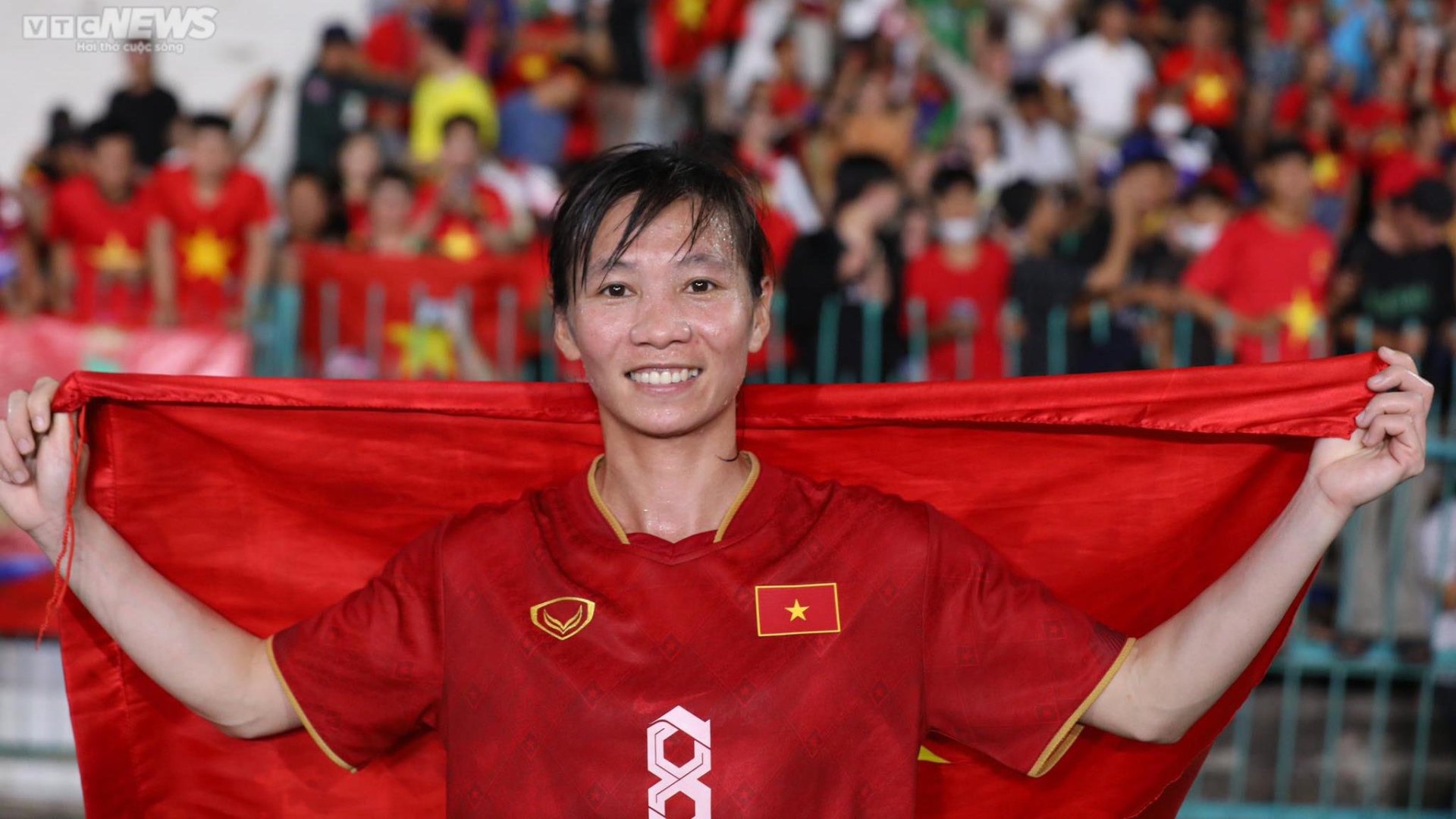 Coach Mai Duc Chung holds a loudspeaker to thank, Huynh Nhu and Thanh Nha wear conical hats to show off their gold medals - 9