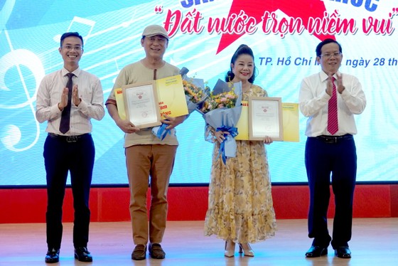 Báo Người Lao Động trao giải thưởng &quot;Mai Vàng tri ân&quot; vinh danh NSND Tạ Minh Tâm và NSND Thoại Miêu đã có nhiều đóng góp cho VHNT nước nhà. Ảnh: THÚY BÌNH ảnh 5