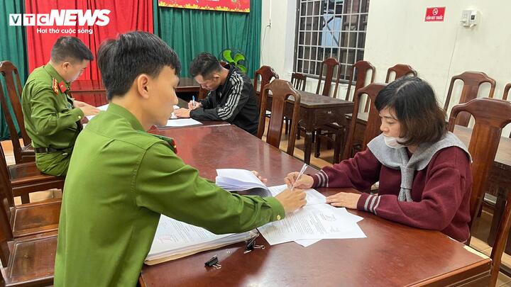 Polizeibeamte arbeiten mit Hoang Thi Phuong Ngoc und Truong Trong Long zusammen. (Foto: CACC)