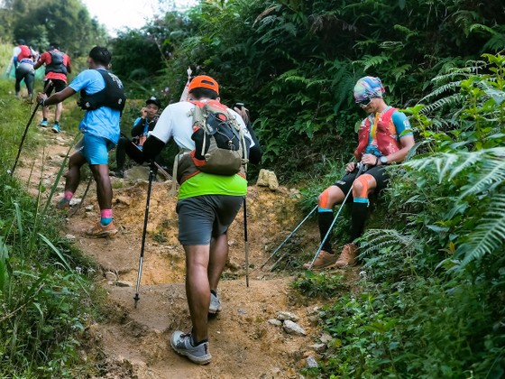 Vận động viên 100km ngồi nghỉ khi cách đích đến khoảng 30 km ảnh 14