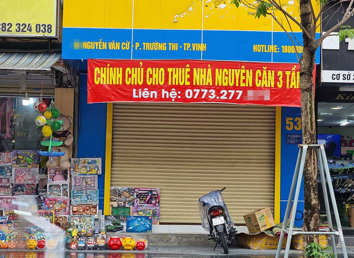 Ein Kioskbesitzer bietet in der Nguyen Van Cu Straße eine Anzeige zur Vermietung an. Foto: Quang Dai