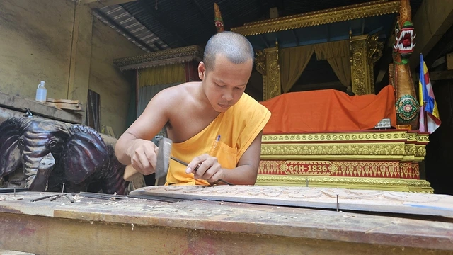 Unique professions: Monks make sculptures