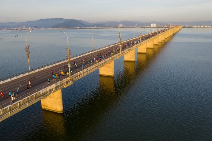 Coureur courant sur le pont Thi Nai à l'aube. Photo : VM